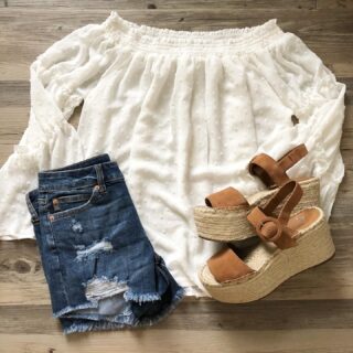 Two days left of school and it’s summer break for us.  Can hardly believe it!  It’s crunch time at the office while we still all have freedom.  Thank you @brookecondry for photographing some darling flat lays for @graymonroe. ❤️